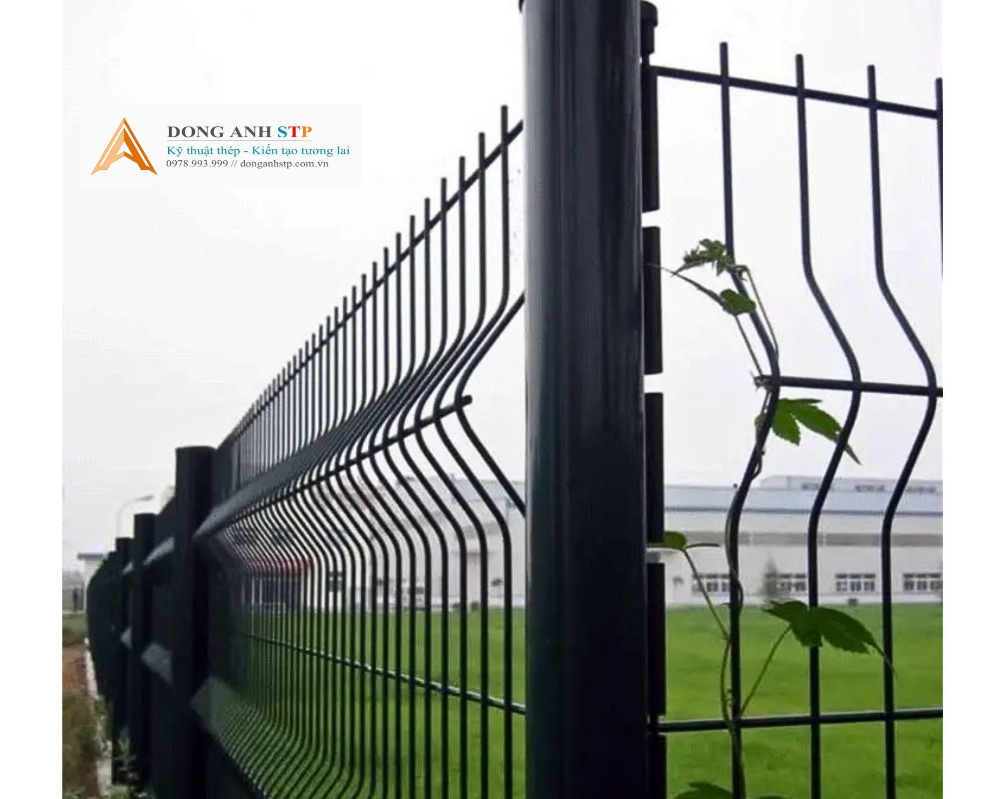 Hàng rào lưới thép hàn bao quanh khu vực công trình xây dựng, ngăn cách rõ ràng với môi trường xung quanh, đảm bảo an ninh và an toàn cho dự án